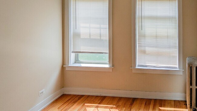 Photo - 1916 W Winona St Unit 1