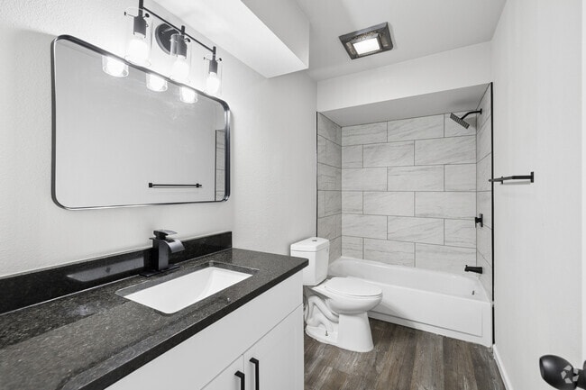 2BR, 1.5BA - 960SF Townhouse - Bathroom - Lakewood Gardens
