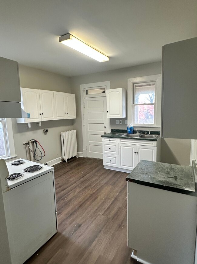 Kitchen - 106 S Raleigh St