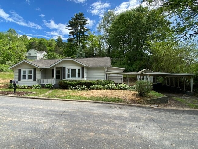 3 bedroom 1.5 bathrooms ranch style home - 3 bedroom 1.5 bathrooms ranch style home