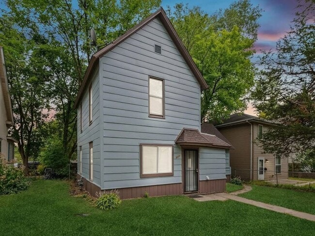 Photo - 3020 Queen Ave N House