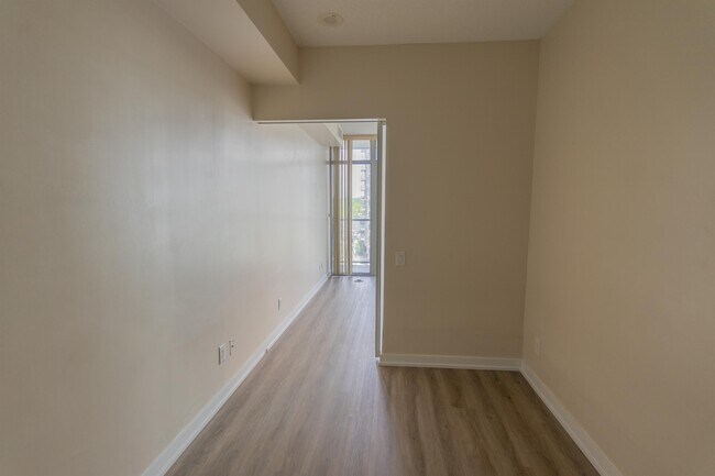 Photo - 105-105 The Queensway