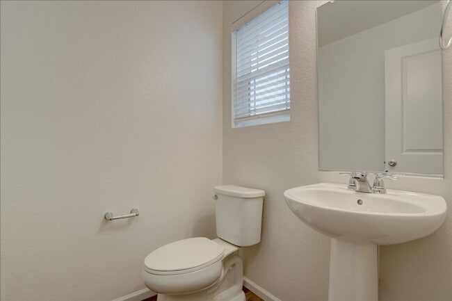 Photo - Available for move-in on 05/15/26- 3bed/2.5bath in Aurora!