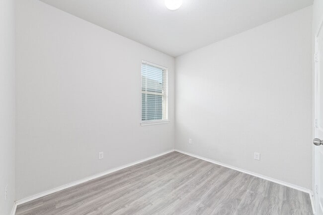 Building Photo - 6123 Yesenia St Rental