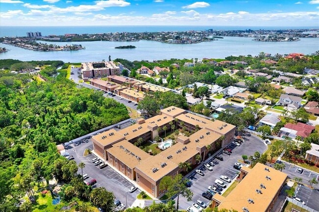 Building Photo - 12760 Indian Rocks Rd Unit 553