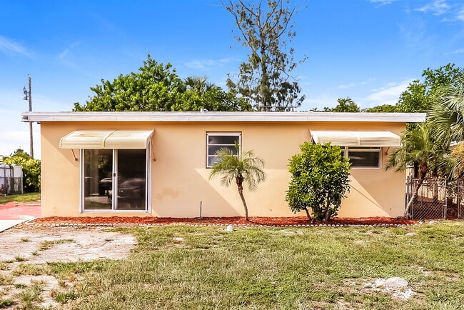 Building Photo - 5641 Honeysuckle Dr Rental