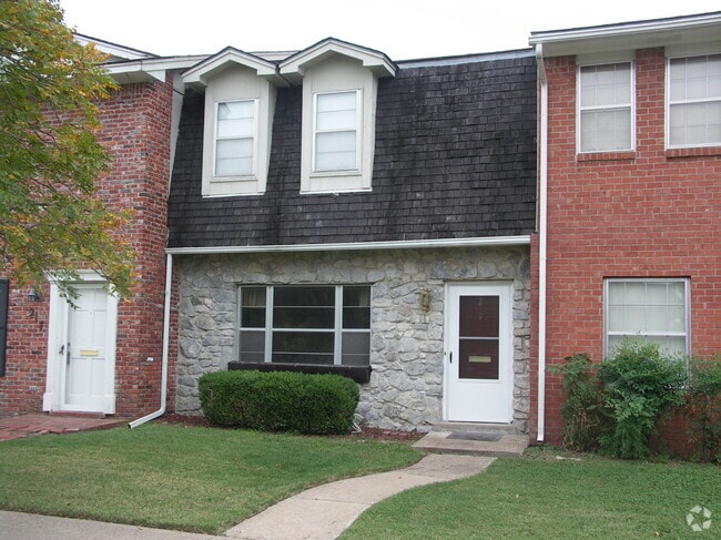 Spacious 2 bed / 2.5 bath Towhome - 219 W 8th St Rental