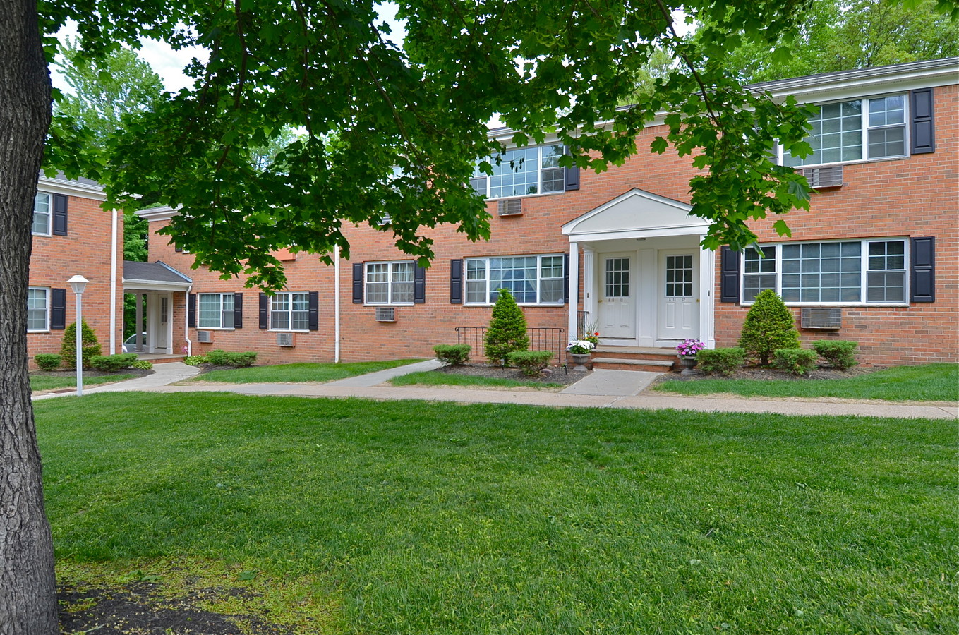 Brentwood Gardens - Brentwood Gardens Apartments