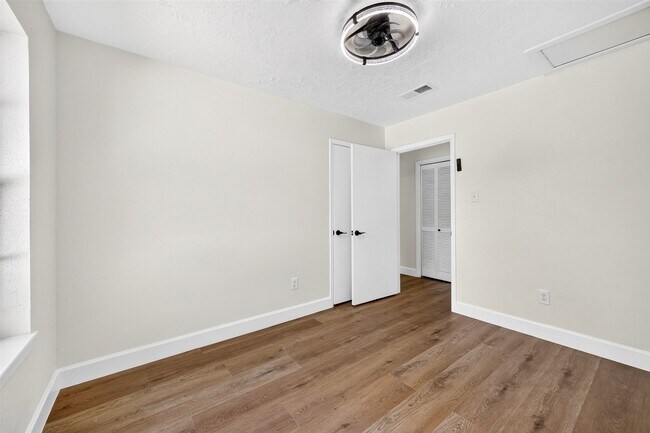 Photo - 8515 Rivercross Rd