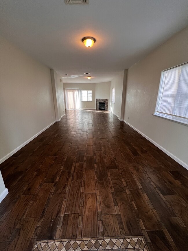 Photo - 415 Hetherington Cir