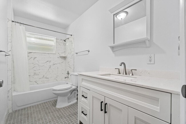 Building Photo - 751 Hummingbird Way Unit 7