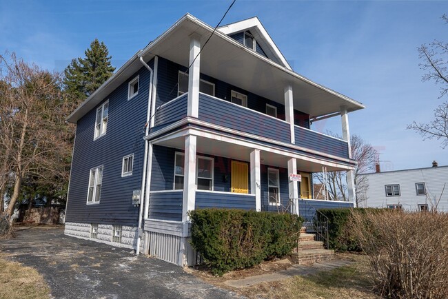 Building Photo - 987 Evangeline Rd Unit Lower Rental