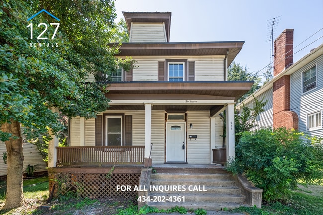 Building Photo - Updated 2 BR/1.5 Duplex with large back yard Unit Lower Rental