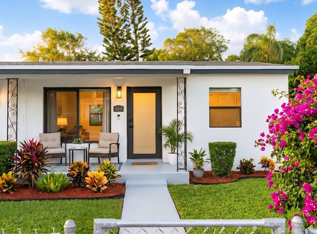 Building Photo - 664 W 2nd St