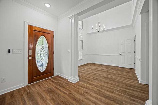 Building Photo - Prime Charlotte Location!