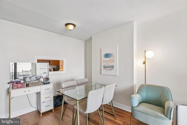 Building Photo - 1420 Locust St Unit 21M