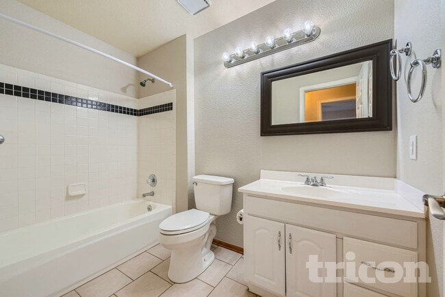 Photo - 995 Cobblestone Dr