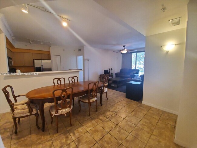 6801 SW 44th St Unit 203