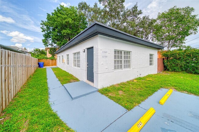 Building Photo - 1747 NW 40th St Unit 1747