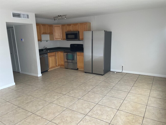 Building Photo - 4051 NE 13th Ave Unit 52-3