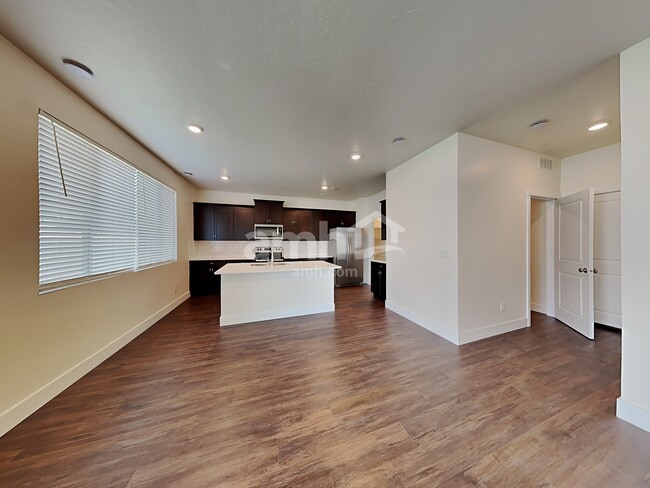 1350 N Barkvine Ave