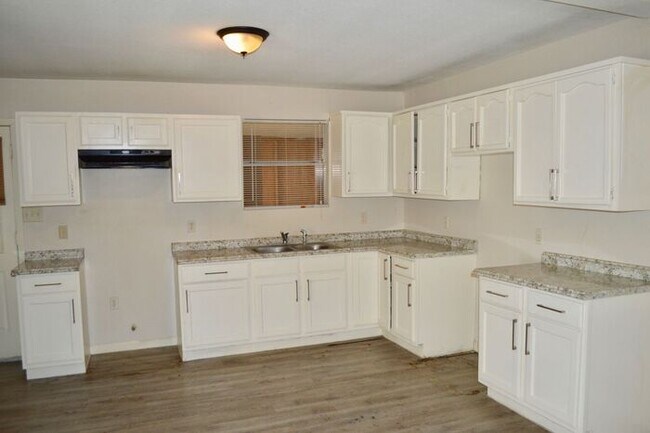 Photo - Charming 3 bed 2 bath right off Commerce a...