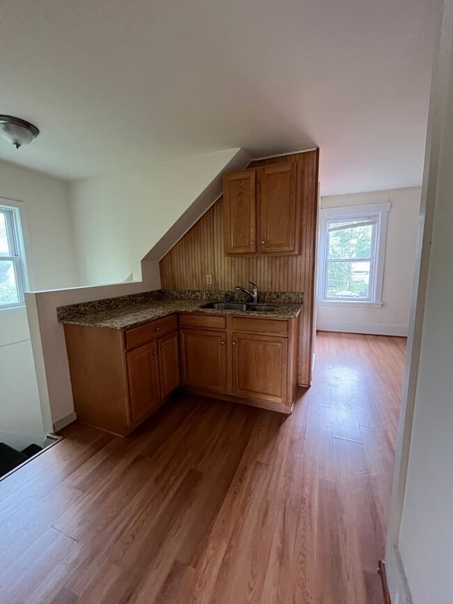 Building Photo - 18 Cedar St Unit 3rd Floor Rental