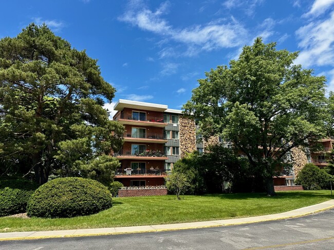 Building Photo - 16 E Old Willow Rd Unit 433-S