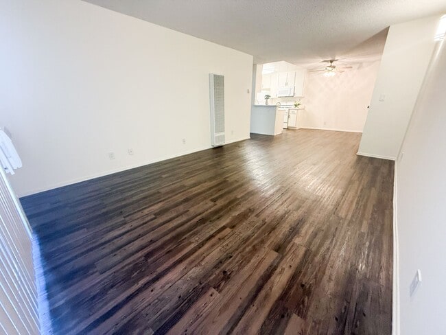 11018 Moorpark Apartments