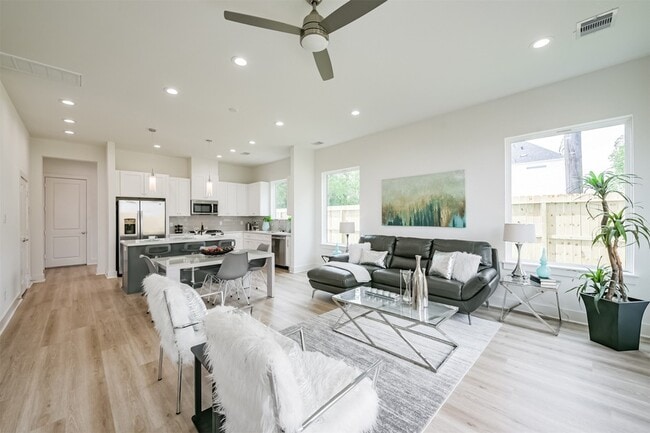 Photo - 5630 Balbo St