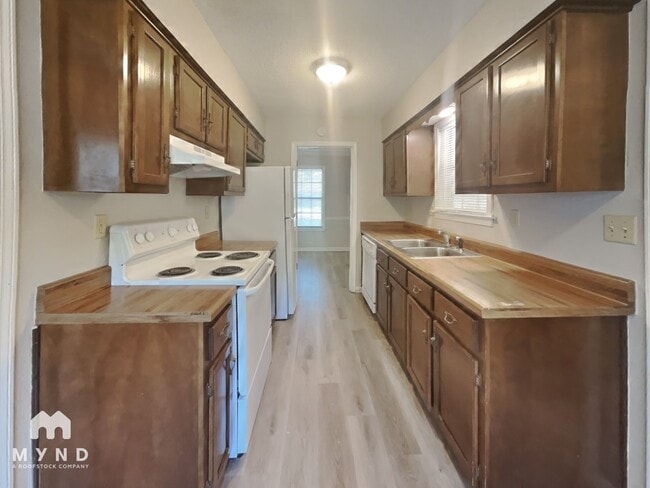 Photo - 976 Clarington Dr