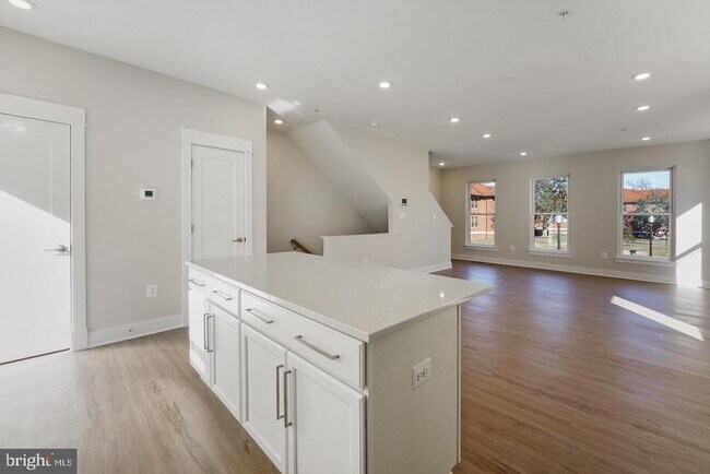 Photo - 945 Sycamore Dr SE