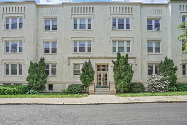 Building Photo - 10 Radcliffe Rd Unit 1