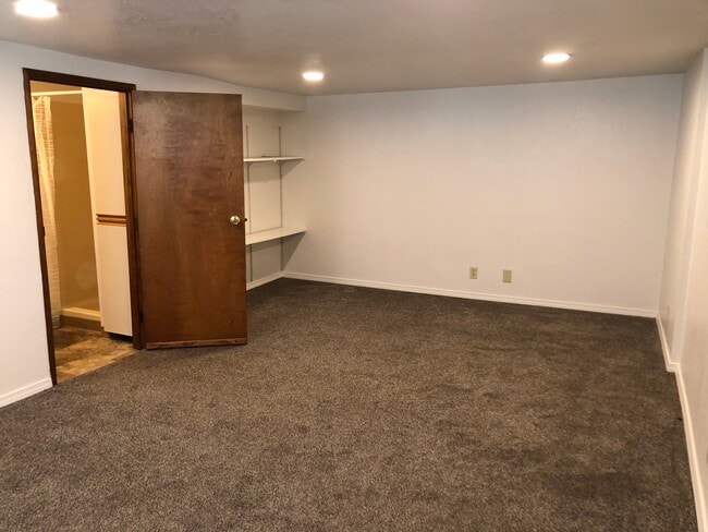 223 W Main St