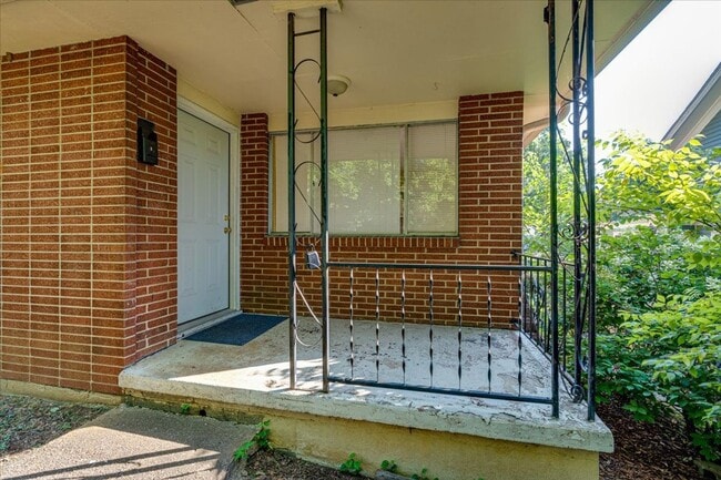 Building Photo - Duplex walking distance to UTC! Unit 1