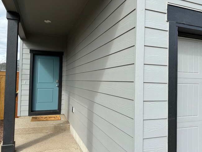 Photo - 4 bedroom 2.5 bathroom almost-new house in...
