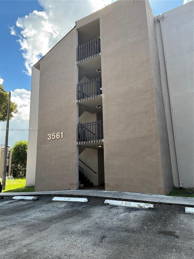 Building Photo - 3561 SW 117th Ave Unit 7-305