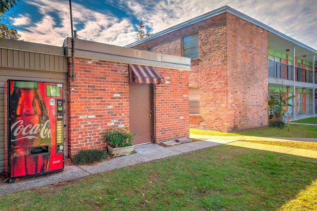 Country Club Apartments - Country Club Apartments