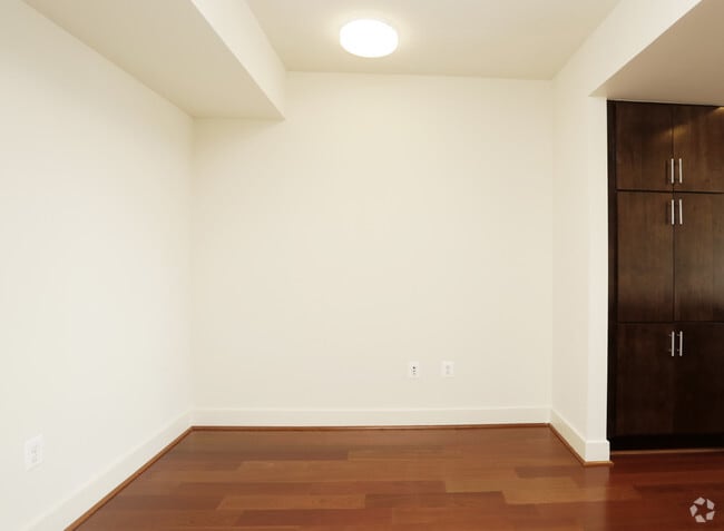 1BR, 1BA - 753 SF