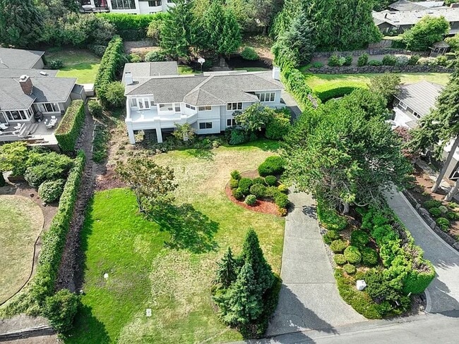 Building Photo - Clyde Hill Home