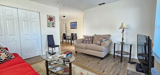 Photo - 323 Seminole Ct