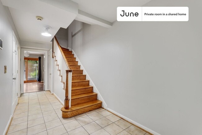 Room in Shared 7 bed/4 bath home in Southwest Waterfront