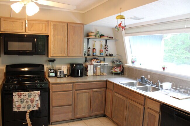 Kitchen - 2354 Hollyridge Dr SW