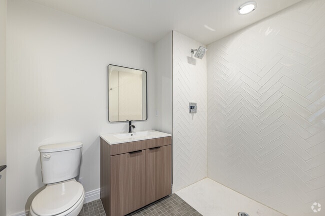 2BR, 2BA - 850SF - Primary Bathroom
