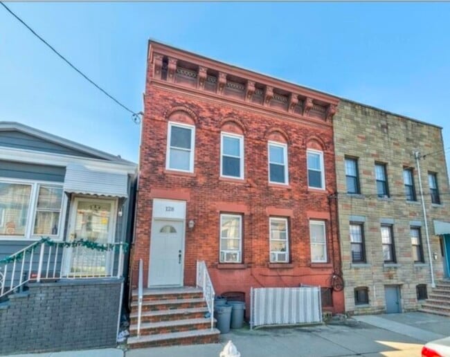 Building Photo - 128 W 20th St Unit 2R