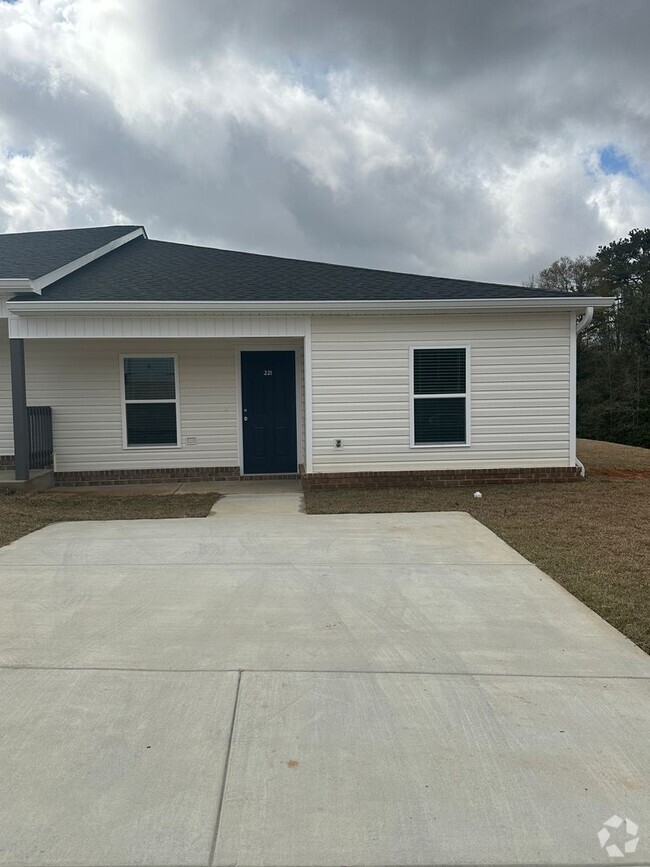 Building Photo - Southern Winds Subdivision!  End Unit... Rental