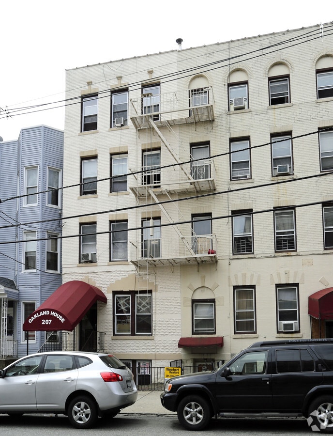 Photo - 207 48TH St