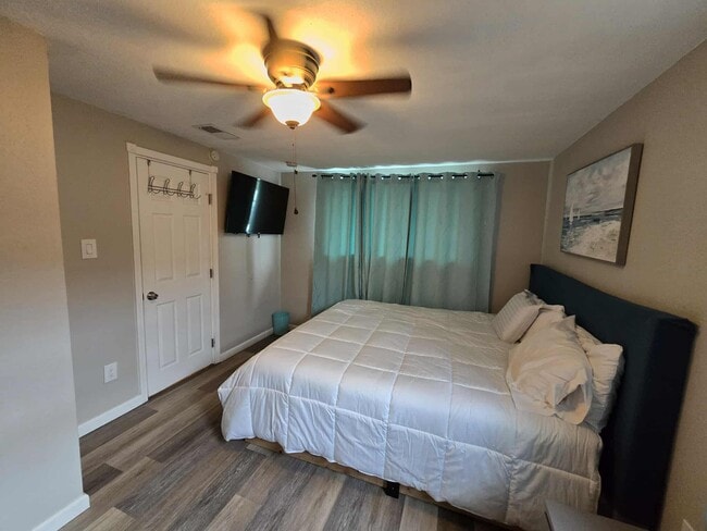 Master Bedroom 1 With King Size Bed - 2661 Magnolia Ave