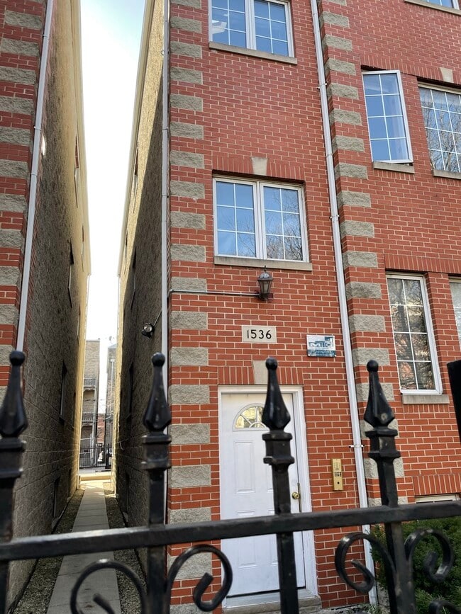 Building Photo - 1534 N Claremont Ave Unit GDN Rental
