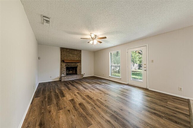 Photo - 7000 Whispering Oaks Dr